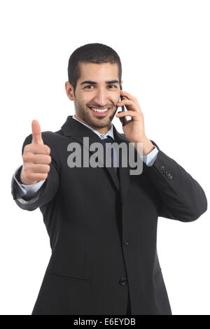 Homme d'affaires arabe sur le téléphone mobile avec thumb up isolé sur fond blanc Banque D'Images