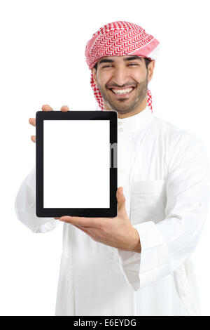 L'homme arabe holding a blank tablet conseils écran isolé sur fond blanc Banque D'Images