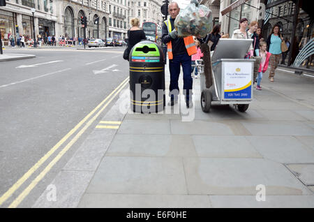 Londres, Angleterre, Royaume-Uni. En nettoyant la rue Regent Street Banque D'Images