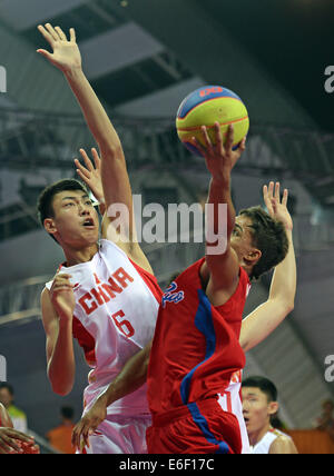 Nanjing, Jiangsu Province de la Chine. 22 août, 2014. Jiao Hailong de défense de la Chine au cours de la Men's 3×3 Basketbal Tour préliminaire Poule A match contre Porto Rico à Nanjing 2014 Jeux Olympiques de la jeunesse à Nanjing, Jiangsu Province de Chine orientale, le 22 août 2014.La Chine a gagné le match. © Chen Cheng/Xinhua/Alamy Live News Banque D'Images