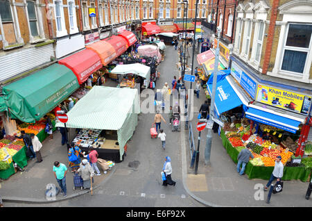 Londres, Angleterre, Royaume-Uni. Marché de Brixton - Electric Avenue, vu de la plate-forme de station de Brixton Banque D'Images