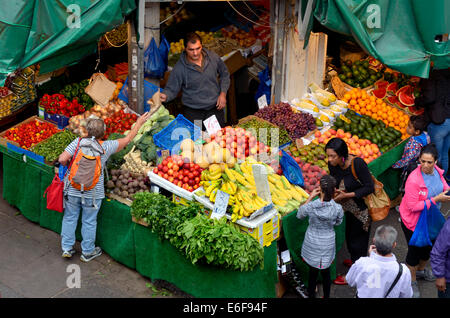 Londres, Angleterre, Royaume-Uni. Étal de fruits à Brixton market - Electric Avenue, vu de la plate-forme de station de Brixton Banque D'Images