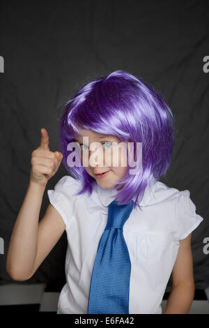 Enfant doigt vers la caméra effrontément. Banque D'Images