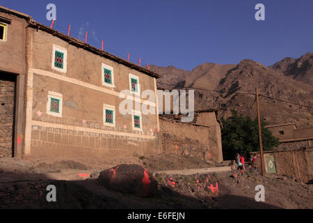 Maroc le village berbère éloigné de Tacheddirt ( Tachdirt ) haut dans les montagnes de l'Atlas altitude environ 2310m Banque D'Images