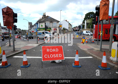 Brighton UK - l'homme au travail travaux route fermée à Lewes Road sign supérieure système de circulation giratoire Vogue Banque D'Images