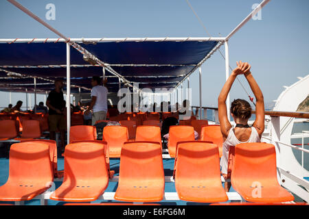 Les voyageurs à bord d'un navire qui a quitté l'île Alonnisos à Volos en Grèce le 21 août 2014. Banque D'Images