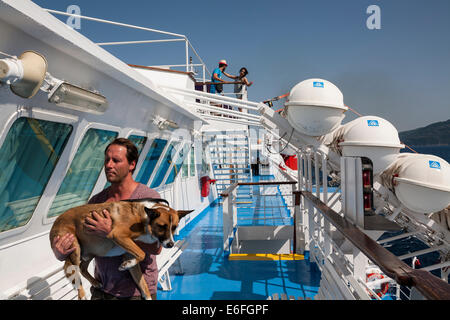 Les voyageurs à bord d'un navire qui a quitté l'île Alonnisos à Volos en Grèce le 21 août 2014. Banque D'Images