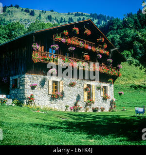 Chalet fleuri Samoëns Savoie Alpes françaises France Europe Banque D'Images