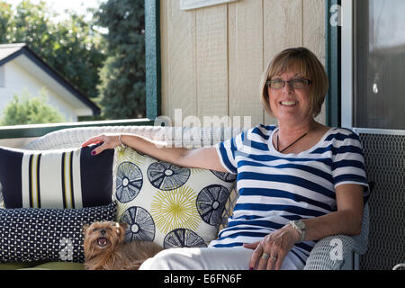 Femme avec chien Yorkshire animaux sur son arrière-cour, Pont USA Banque D'Images