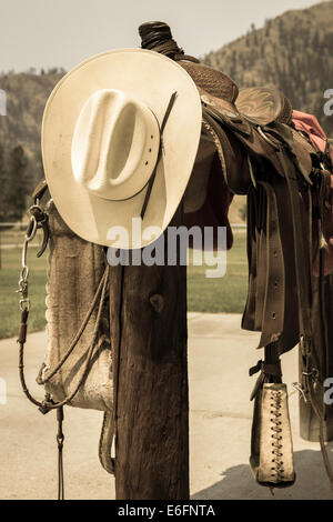 Selle recouvertes de cuir sur Hitching Post, Montana Banque D'Images