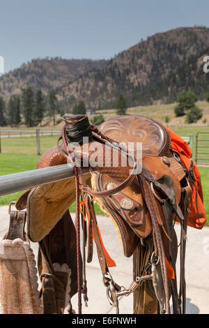 Selle recouvertes de cuir sur Hitching Post, Montana Banque D'Images