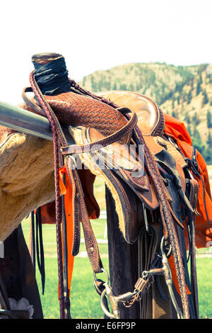 Selle recouvertes de cuir sur Hitching Post, Montana Banque D'Images