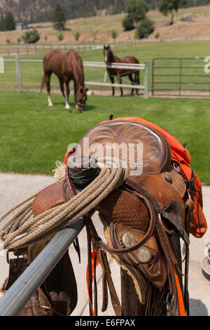 Selle recouvertes de cuir sur Hitching Post, Montana Banque D'Images