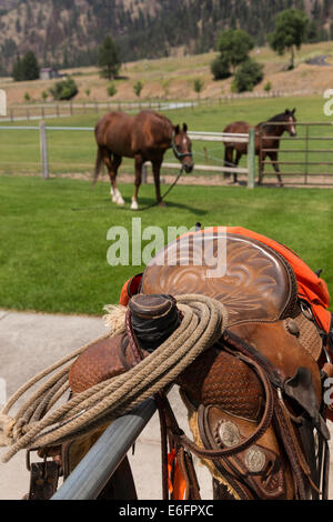 Selle recouvertes de cuir sur Hitching Post, Montana Banque D'Images