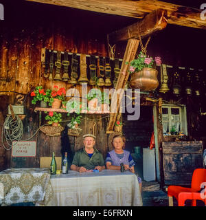 Couple de personnes âgées les agriculteurs de montagne assis devant leur chalet Savoie Alpes France Europe Banque D'Images