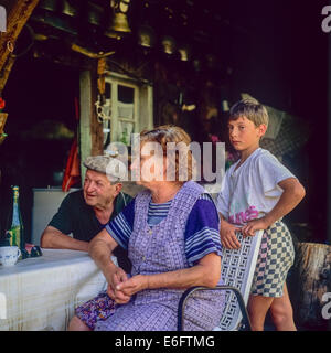 Couple de personnes âgées les agriculteurs de montagne avec leur petit-fils Savoie Alpes France Banque D'Images