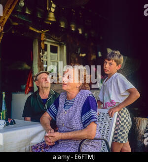 Couple de personnes âgées les agriculteurs de montagne avec leur petit-fils Savoie Alpes France Banque D'Images