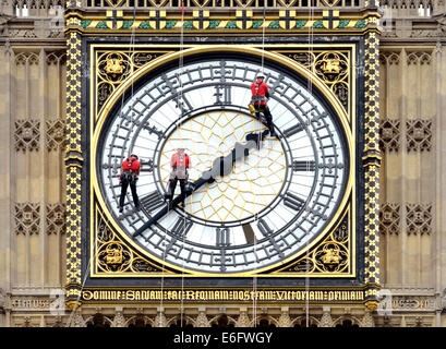Londres, Angleterre, Royaume-Uni. Abseilers clockfaces le nettoyage de Big Ben, 2014 Banque D'Images