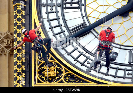 Londres, Angleterre, Royaume-Uni. Abseilers clockfaces le nettoyage de Big Ben, 2014 Banque D'Images