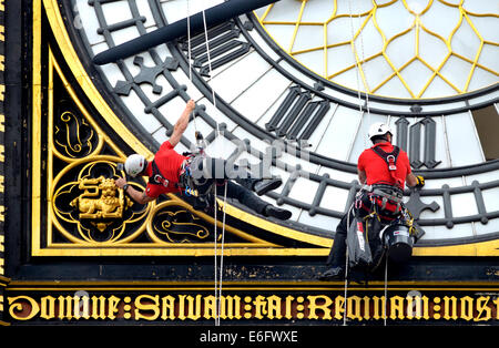 Londres, Angleterre, Royaume-Uni. Abseilers clockfaces le nettoyage de Big Ben, 2014 Banque D'Images