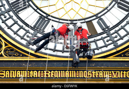 Londres, Angleterre, Royaume-Uni. Abseilers clockfaces le nettoyage de Big Ben, 2014 Banque D'Images
