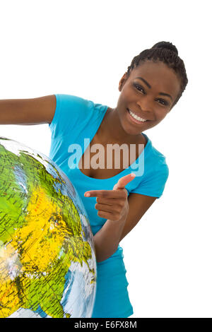 Couleur isolé jeune femme tenant un globe dans ses mains portant une chemise turquoise. Banque D'Images