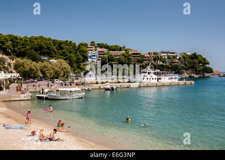 Les gens nager sur une plage à côté du port de Patitiri Alonissos dans sur août 2014. Banque D'Images