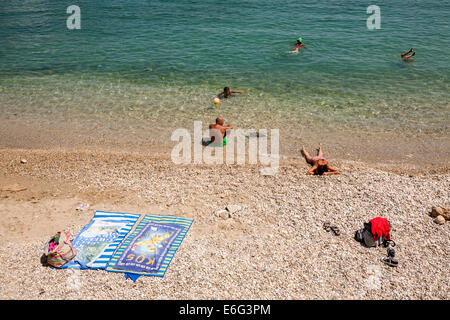 Les gens nager sur une plage à côté du port de Patitiri Alonissos dans sur août 2014. Banque D'Images