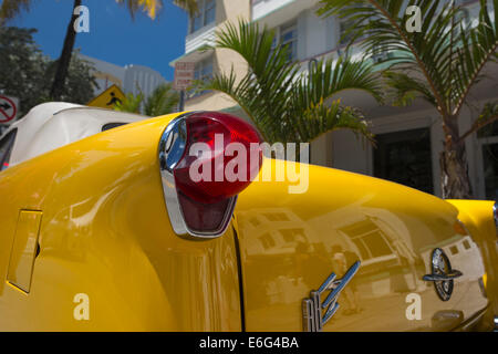 VINTAGE OLDSMOBILE SUPER 88 CONVERTIBLE (©GENERAL MOTORS CORP 1957) AVALON HOTEL (©ALBERT AIS 1941) OCEAN DRIVE SOUTH BEACH MIAMI BEACH FLORIDA USA Banque D'Images