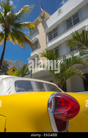 VINTAGE OLDSMOBILE SUPER 88 CONVERTIBLE (©GENERAL MOTORS CORP 1957) AVALON HOTEL (©ALBERT AIS 1941) OCEAN DRIVE SOUTH BEACH MIAMI BEACH FLORIDA USA Banque D'Images