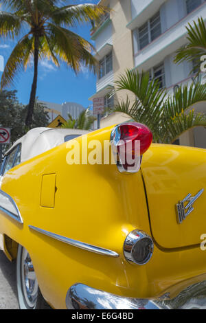 VINTAGE OLDSMOBILE SUPER 88 CONVERTIBLE (©GENERAL MOTORS CORP 1957) AVALON HOTEL (©ALBERT AIS 1941) OCEAN DRIVE SOUTH BEACH MIAMI BEACH FLORIDA USA Banque D'Images