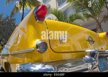 VINTAGE OLDSMOBILE SUPER 88 CONVERTIBLE (©GENERAL MOTORS CORP 1957) AVALON HOTEL (©ALBERT AIS 1941) OCEAN DRIVE SOUTH BEACH MIAMI BEACH FLORIDA USA Banque D'Images