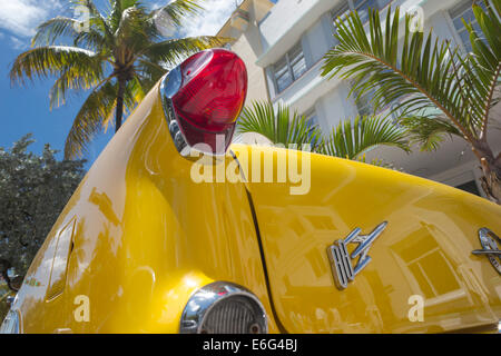 VINTAGE OLDSMOBILE SUPER 88 CONVERTIBLE (©GENERAL MOTORS CORP 1957) AVALON HOTEL (©ALBERT AIS 1941) OCEAN DRIVE SOUTH BEACH MIAMI BEACH FLORIDA USA Banque D'Images