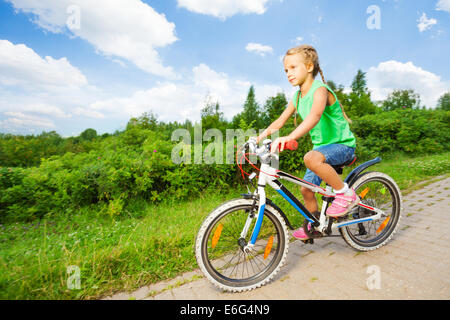 Petite fille mignonne équitation enfants vélo sur route Banque D'Images