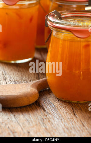 Confiture de melon fait maison dans un bocal sur fond de bois rustique with copy space Banque D'Images