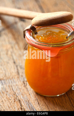 Confiture de melon fait maison dans un bocal avec une cuillère en bois sur la vieille table en bois Banque D'Images