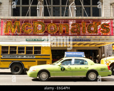 McDonald's Restaurant, 42e Rue, Times Square, NYC Banque D'Images