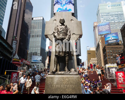 Père Duffy Statue dans Times Square, NYC Banque D'Images