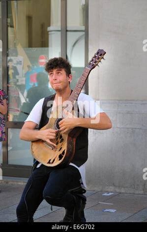 Tom Ward, guitariste, au Festival d'Avignon, France, juillet 2014 Banque D'Images