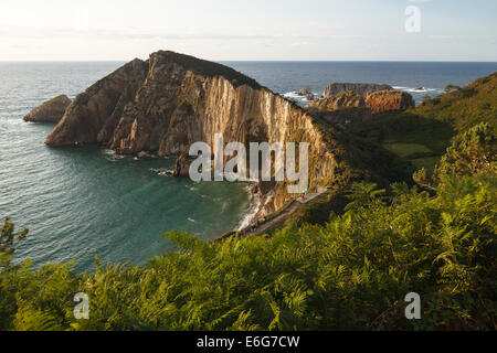 Vue sur la plage. Playa del Silencio. Cudillero. Mer Cantabrique. La province des Asturies. L'Espagne. L'Europe Banque D'Images