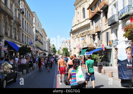 Rue bondée au Festival d'Avignon, France, juillet 2014 Banque D'Images