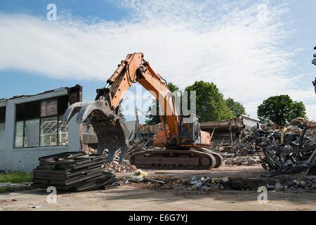 Avec grappin pelle faisant des travaux de démolition sur l'immeuble de bureaux à Norwalk, CT. Tri des matériaux pour le recyclage. Banque D'Images