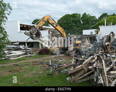 Avec grappin pelle faisant des travaux de démolition sur l'immeuble de bureaux à Norwalk, CT. Tri des matériaux pour le recyclage. Banque D'Images