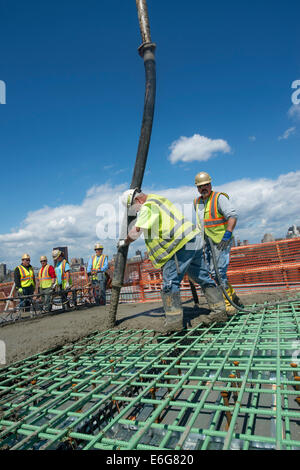 Le coulage du béton pour les nouveaux travailleurs viaduc sur la I-95 Projet de franchissement du port. Banque D'Images