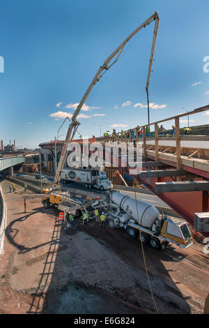 Le coulage du béton pour les nouveaux travailleurs viaduc sur la I-95 Projet de franchissement du port. Banque D'Images