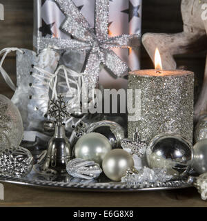 Décoration de Noël en argent avec brûler des bougies de l'avent. Banque D'Images