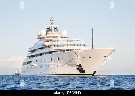 Gigantesque grand luxe et grand ou super mega yacht à moteur sur l'océan bleu. Banque D'Images