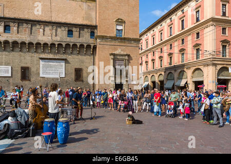 Des musiciens de rue de la Piazza del Nettuno, Bologne, Émilie-Romagne, Italie Banque D'Images