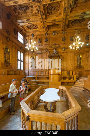 Les visiteurs dans l'historique théâtre anatomique (Teatro Anatomico) dans l'Archiginnasio, Bologne, Émilie-Romagne, Italie Banque D'Images