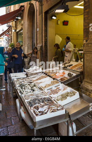 Poissonnier sur Via Drapperie dans le Quadrilatero historique market district, Bologne, Émilie-Romagne, Italie Banque D'Images